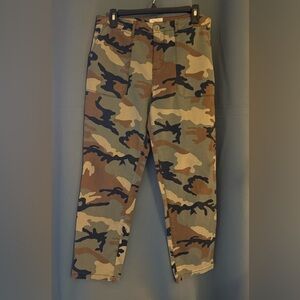Sanctuary Camo Surplus Pants – Size 30
✨ Super Soft & Stylish ✨